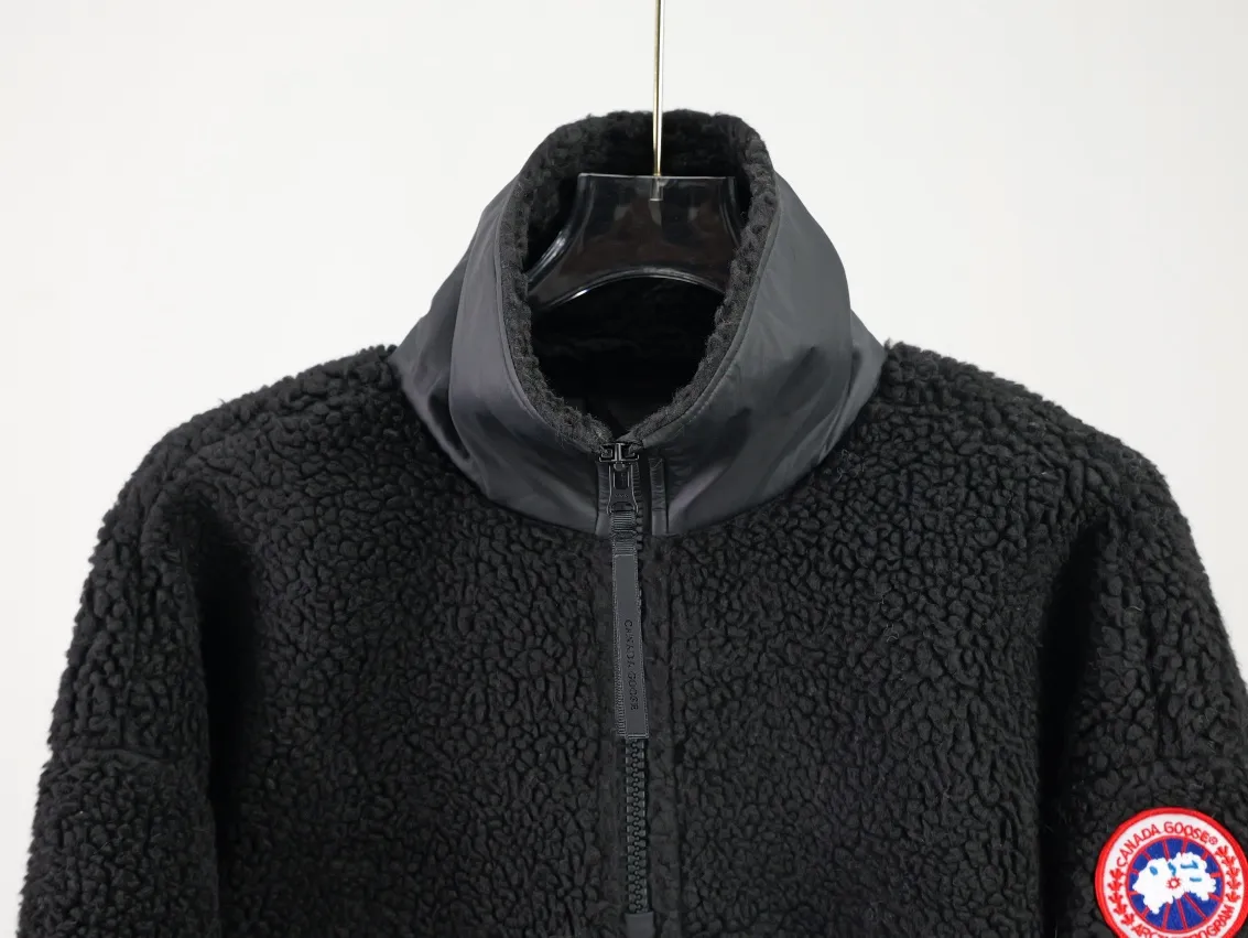 P620 Canada Goose/Canada Goose Lambswool Zip Stand Collar Sweatshirt Simcoe Lambswool Zip Jacket is made of Kind artificial long-hair sherpa. Our new generation of wool fleece helps keep the earth cold and the people on it warm. It features dropped shoulders, a high collar and an adjustable waist hem with internal drawstrings. Standard embroidery color label; top-quality goose Simcoe lambskin color: apricot black size: S M L